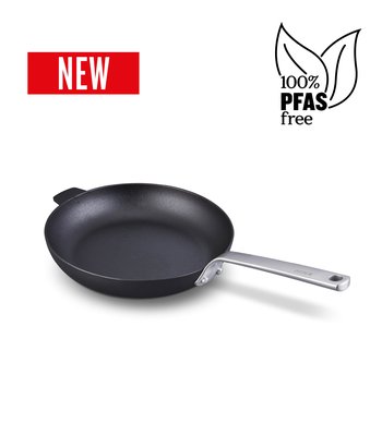 Stark frying pan with helper handle 